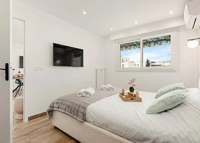 Apartment Serenade - A Cannes